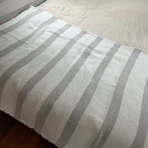 Cultiver Luna Stripe Throw